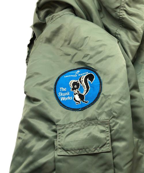 Skunk Works（スカンクワークス）SKUNK WORKS (スカンクワークス) ロッキード スカンクワークス フィールドパーカー カーキ サイズ:Lの古着・服飾アイテム
