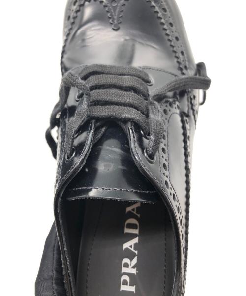 PRADA（プラダ）PRADA (プラダ) メダリオン ウィングチップ レザー ダービーシューズ ブラック サイズ:6 1/2の古着・服飾アイテム