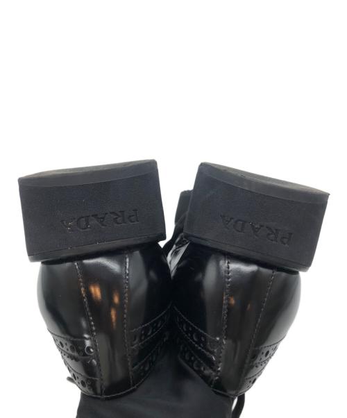 PRADA（プラダ）PRADA (プラダ) メダリオン ウィングチップ レザー ダービーシューズ ブラック サイズ:6 1/2の古着・服飾アイテム