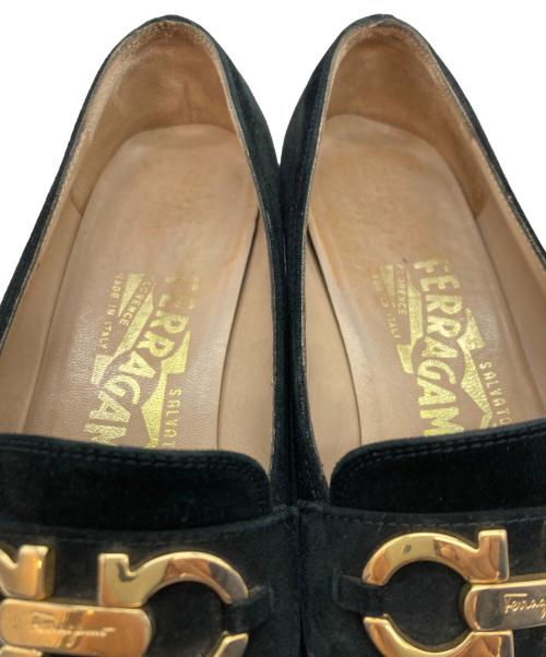 Salvatore Ferragamo（サルヴァトーレ フェラガモ）Salvatore Ferragamo (サルヴァトーレ フェラガモ) スウェードガンチーニパンプス ブラック サイズ:SIZE 37の古着・服飾アイテム