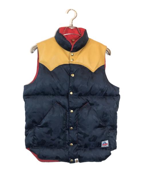 RockyMountainFeatherBed（ロッキーマウンテンフェザーベッド）RockyMountainFeatherBed (ロッキーマウンテンフェザーベッド) BAPE BY A BATHING APE (ベイプバイアベイシングエイプ) ダウンベスト ネイビー×ベージュ サイズ:SIZE 40の古着・服飾アイテム