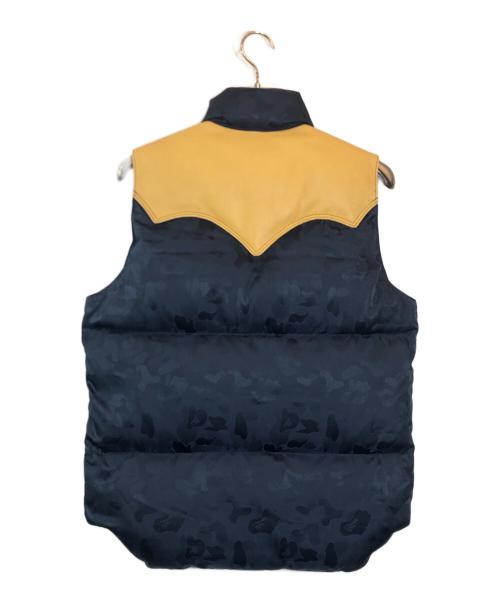 RockyMountainFeatherBed（ロッキーマウンテンフェザーベッド）RockyMountainFeatherBed (ロッキーマウンテンフェザーベッド) BAPE BY A BATHING APE (ベイプバイアベイシングエイプ) ダウンベスト ネイビー×ベージュ サイズ:SIZE 40の古着・服飾アイテム