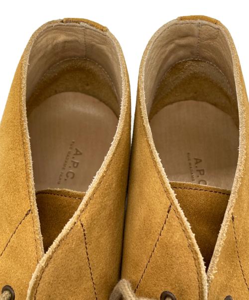 A.P.C.（アーペーセー）A.P.C. (アーペーセー) スウェード チャッカブーツ ベージュ サイズ:SIZE 44の古着・服飾アイテム