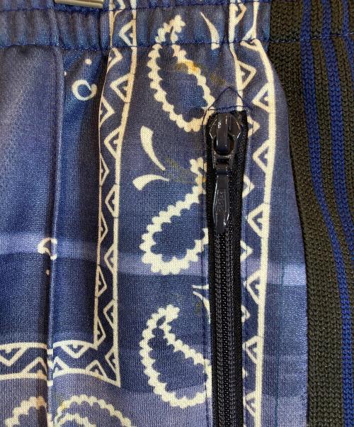 Needles（ニードルズ）Needles (ニードルズ) MIYAGIHIDETAKA (ミヤギヒデタカ) Bandana Print Track Short ブルー サイズ:Lの古着・服飾アイテム