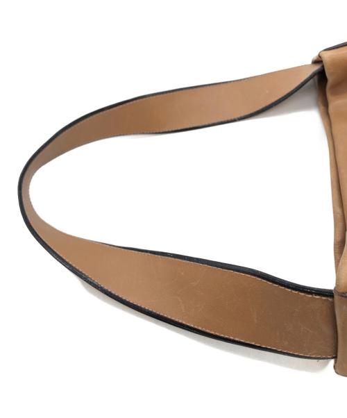 PRADA（プラダ）PRADA (プラダ) 型押しワンショルダーバッグ ベージュの古着・服飾アイテム