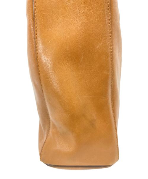 PRADA（プラダ）PRADA (プラダ) 型押しワンショルダーバッグ ベージュの古着・服飾アイテム