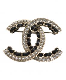 CHANEL（シャネル）の古着「ココマークブローチ」｜ゴールド×ブラック