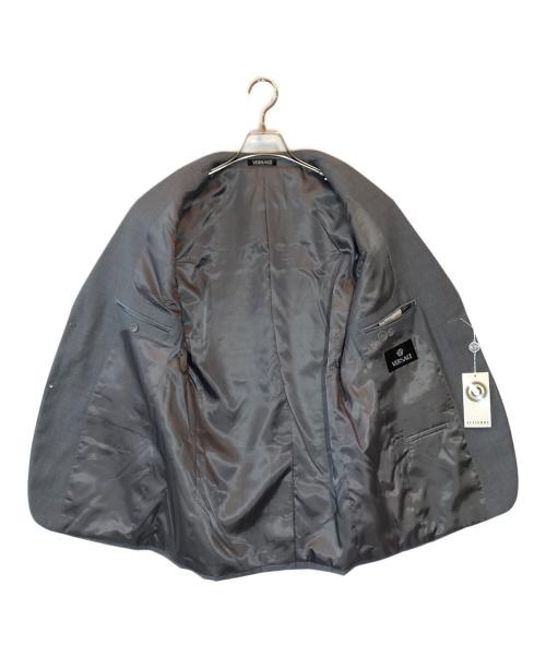 VERSACE（ヴェルサーチェ）VERSACE (ヴェルサーチェ) 2Bスーツ グレー サイズ:SIZE 50の古着・服飾アイテム