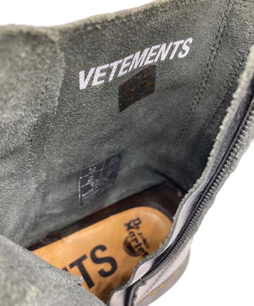 Dr.Martens（ドクターマーチン）Dr.Martens (ドクターマーチン) vetement (ヴェットモン) 10ホールブーツ ブラック サイズ:UK 9 1/2の古着・服飾アイテム