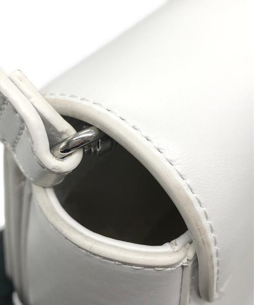 DIESEL（ディーゼル）DIESEL (ディーゼル) Dメタルロゴ 1DR レザーショルダーバッグ ホワイトの古着・服飾アイテム