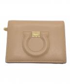 Salvatore Ferragamoサルヴァトーレ フェラガモ）の古着「2つ折り財布」｜ベージュ