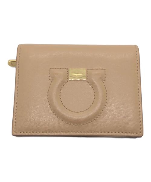 Salvatore Ferragamo（サルヴァトーレ フェラガモ）Salvatore Ferragamo (サルヴァトーレ フェラガモ) 2つ折り財布 ベージュの古着・服飾アイテム