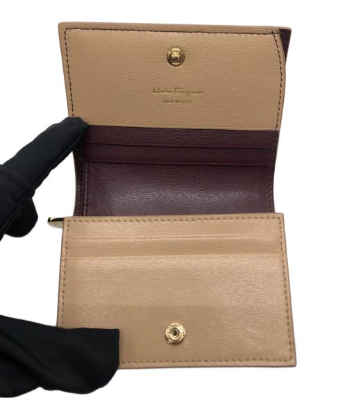 Salvatore Ferragamo（サルヴァトーレ フェラガモ）Salvatore Ferragamo (サルヴァトーレ フェラガモ) 2つ折り財布 ベージュの古着・服飾アイテム