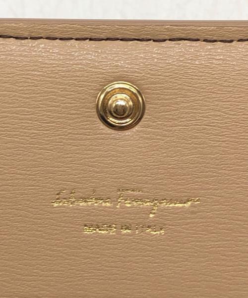 Salvatore Ferragamo（サルヴァトーレ フェラガモ）Salvatore Ferragamo (サルヴァトーレ フェラガモ) 2つ折り財布 ベージュの古着・服飾アイテム