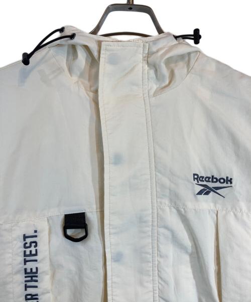REEBOK（リーボック）REEBOK (リーボック) 別注 スモールベクター刺繍ナイロンマウンテンパーカー ホワイト サイズ:Mの古着・服飾アイテム