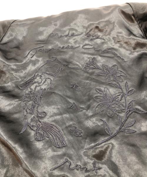 rin（リン）rin (リン) バック刺繍 ジップアップ サテン ノーカラー ロングコート ブラック サイズ:SIZE Mの古着・服飾アイテム