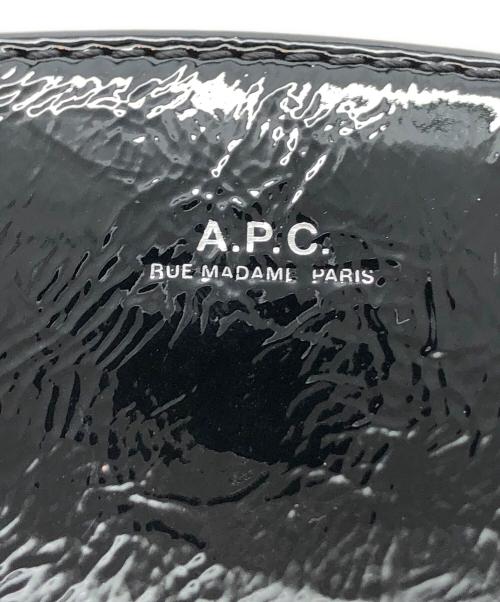 A.P.C.（アーペーセー）A.P.C. (アーペーセー) ハーフムーン エナメルショルダーバッグ ブラックの古着・服飾アイテム