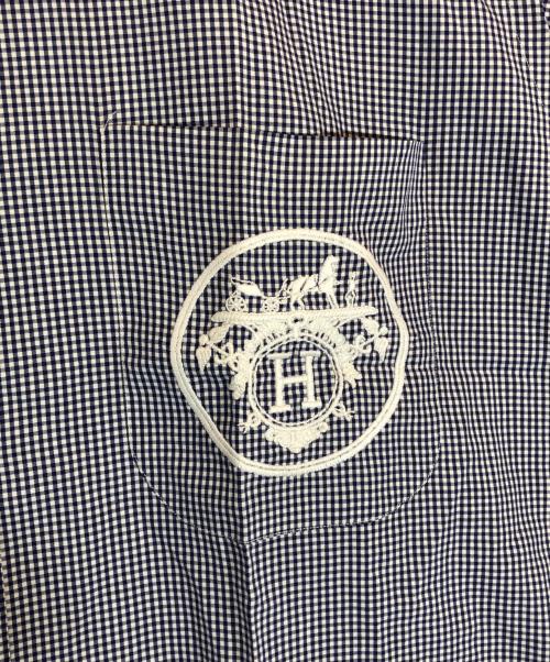 HERMES（エルメス）HERMES (エルメス) セリエ釦エンブレム刺繍シャツ ブルー×ホワイト サイズ:44-171/2の古着・服飾アイテム