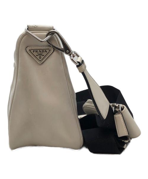 PRADA（プラダ）PRADA (プラダ) トライアングルレザー小Rダーバッグ ホワイトの古着・服飾アイテム