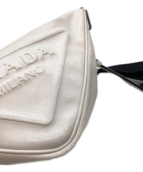 PRADA（プラダ）PRADA (プラダ) トライアングルレザー小Rダーバッグ ホワイトの古着・服飾アイテム