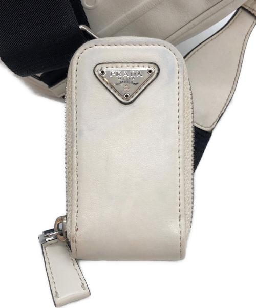 PRADA（プラダ）PRADA (プラダ) トライアングルレザー小Rダーバッグ ホワイトの古着・服飾アイテム