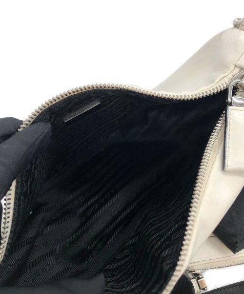 PRADA（プラダ）PRADA (プラダ) トライアングルレザー小Rダーバッグ ホワイトの古着・服飾アイテム