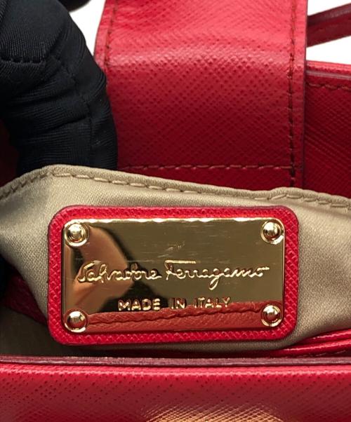 Salvatore Ferragamo（サルヴァトーレ フェラガモ）Salvatore Ferragamo (サルヴァトーレ フェラガモ) ヴァラリボンチェーンハンドバッグ レッドの古着・服飾アイテム
