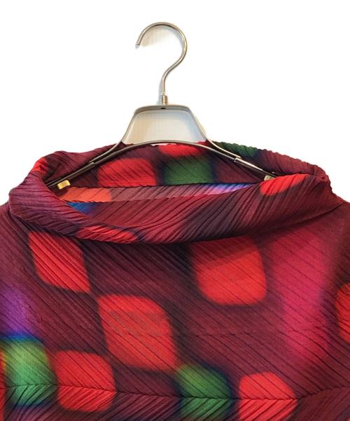 ISSEY MIYAKE（イッセイミヤケ）ISSEY MIYAKE (イッセイミヤケ) 変形 斜めプリーツ ロールネック グラフィック トップス レッド サイズ:２の古着・服飾アイテム