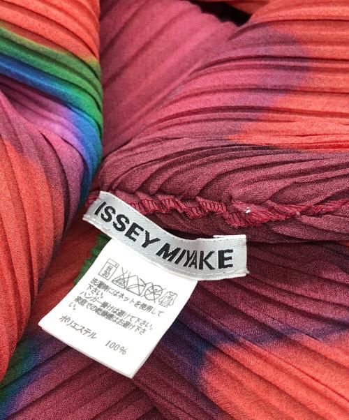 ISSEY MIYAKE（イッセイミヤケ）ISSEY MIYAKE (イッセイミヤケ) 変形 斜めプリーツ ロールネック グラフィック トップス レッド サイズ:２の古着・服飾アイテム