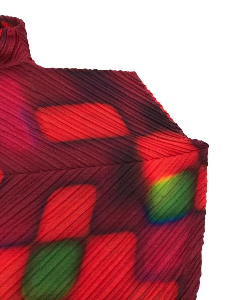 ISSEY MIYAKE（イッセイミヤケ）ISSEY MIYAKE (イッセイミヤケ) 変形 斜めプリーツ ロールネック グラフィック トップス レッド サイズ:２の古着・服飾アイテム