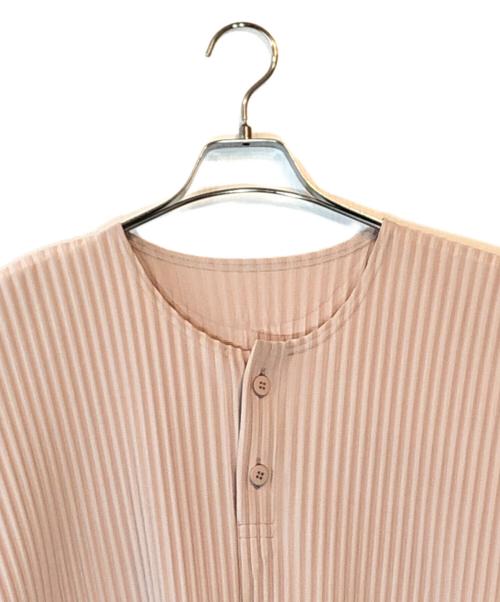 HOMME PLISSE ISSEY MIYAKE（オム プリッセ イッセイ ミヤケ）HOMME PLISSE ISSEY MIYAKE (オム プリッセ イッセイ ミヤケ) プリーツ ヘンリーネック カットソー ベージュ サイズ:２の古着・服飾アイテム