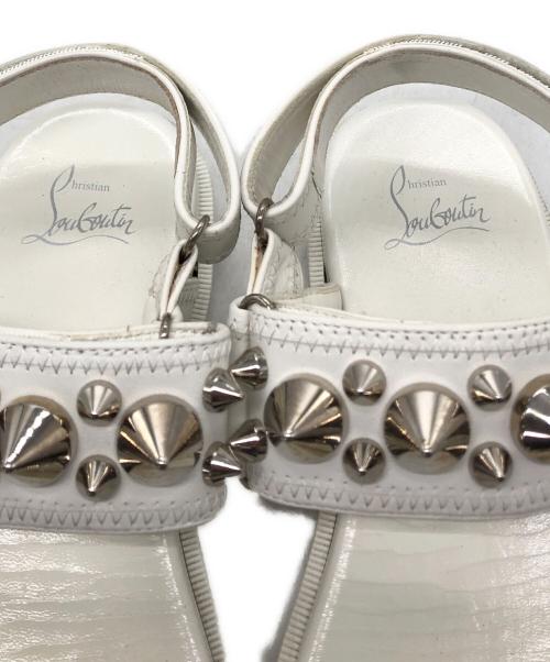 Christian Louboutin（クリスチャン・ルブタン）Christian Louboutin (クリスチャン・ルブタン) スタッズサンダル ホワイト サイズ:37の古着・服飾アイテム