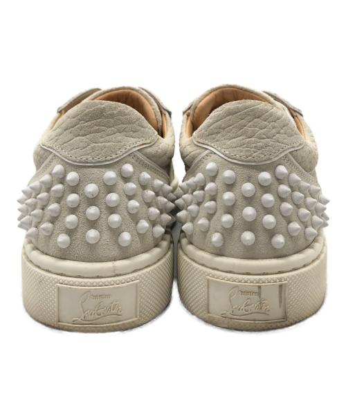 Christian Louboutin（クリスチャン・ルブタン）Christian Louboutin (クリスチャン・ルブタン) スタッズスニーカー アイボリー サイズ:37の古着・服飾アイテム