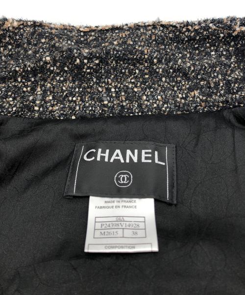 CHANEL（シャネル）CHANEL (シャネル) リボン・ココマークボタン付き  ツイードジャケット ブラック×ブラウン サイズ:38の古着・服飾アイテム