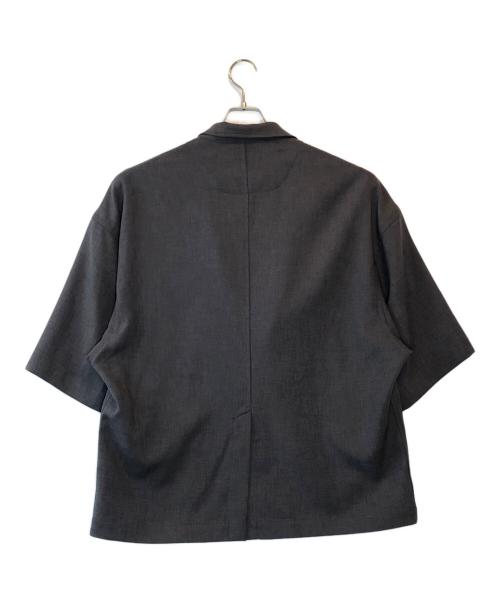MAISON SPECIAL（メゾンスペシャル）MAISON SPECIAL (メゾンスペシャル) Linen Mix Slab Standout Lapel Prime-Over Cropped-sleeve Shirt Jacket グレー サイズ:1 未使用品の古着・服飾アイテム
