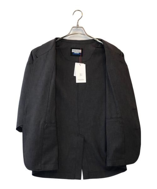 MAISON SPECIAL（メゾンスペシャル）MAISON SPECIAL (メゾンスペシャル) Linen Mix Slab Standout Lapel Prime-Over Cropped-sleeve Shirt Jacket グレー サイズ:1 未使用品の古着・服飾アイテム