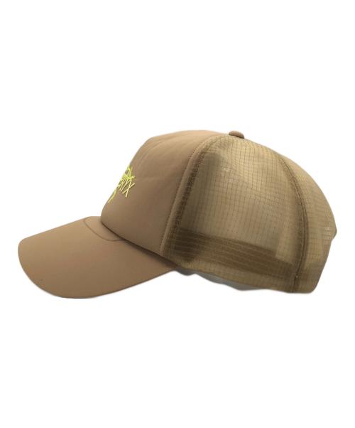 ARC'TERYX（アークテリクス）ARC'TERYX (アークテリクス) Bird Word Trucker Hat ベージュ サイズ:L/G-XL/TGの古着・服飾アイテム