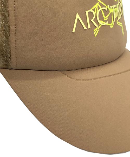 ARC'TERYX（アークテリクス）ARC'TERYX (アークテリクス) Bird Word Trucker Hat ベージュ サイズ:L/G-XL/TGの古着・服飾アイテム