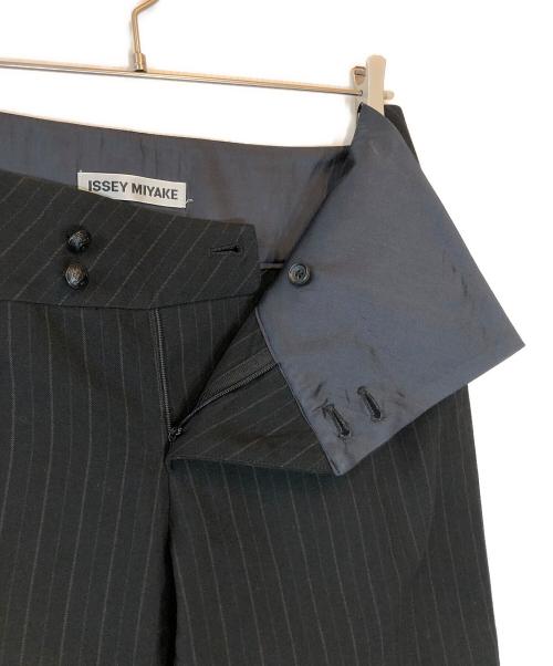 ISSEY MIYAKE（イッセイミヤケ）ISSEY MIYAKE (イッセイミヤケ) 変形ストライプパンツ ネイビー サイズ:3の古着・服飾アイテム