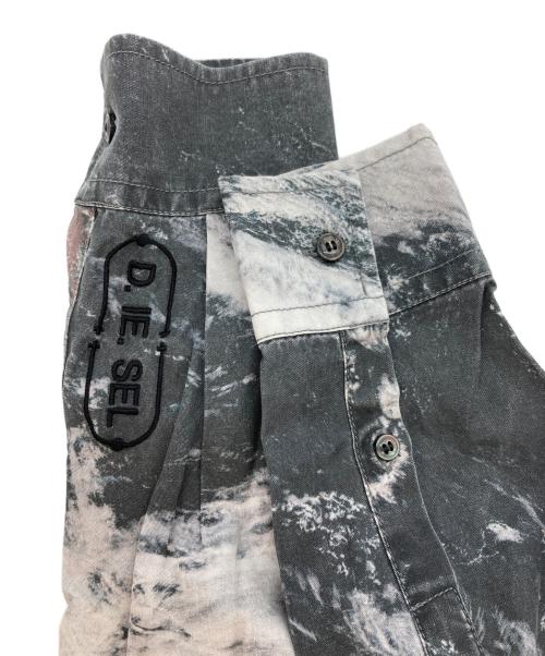 DIESEL（ディーゼル）DIESEL (ディーゼル) S-DEWNY-CMF 迷彩柄シャツ グレー サイズ:44の古着・服飾アイテム