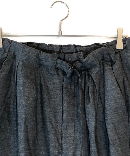 ANCELLM（アンセルム）ANCELLM (アンセルム) BACKSATIN BELTLESS SLACKS グレー サイズ:1の古着・服飾アイテム