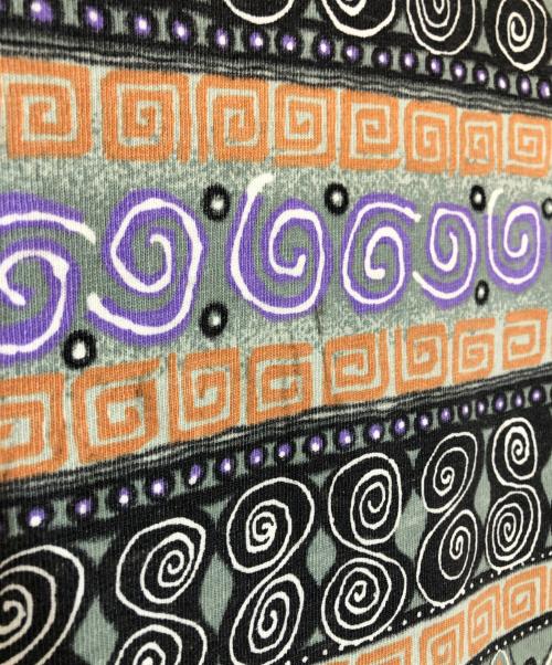 stussy（ステューシー）stussy (ステューシー) TOMTOM柄カットソー ブラック×パープル×オレンジ サイズ:XLの古着・服飾アイテム