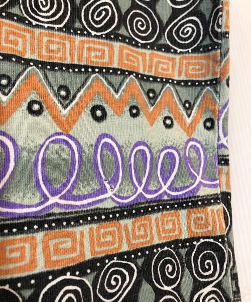 stussy（ステューシー）stussy (ステューシー) TOMTOM柄カットソー ブラック×パープル×オレンジ サイズ:XLの古着・服飾アイテム