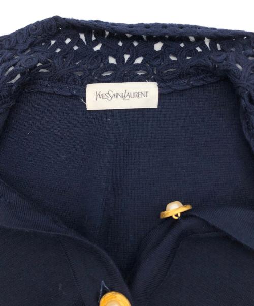 Yves Saint Laurent（イヴサンローラン）Yves Saint Laurent (イヴサンローラン) CROCHET COLLAR PEARL BUTTON KNIT ネイビー サイズ:Mの古着・服飾アイテム