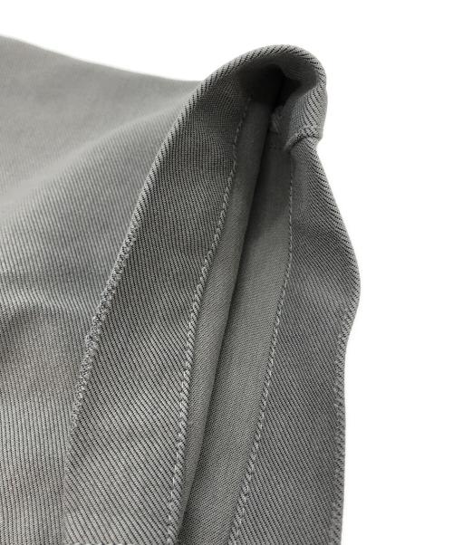 IRENISA（イレニサ）IRENISA (イレニサ) THREE TUCKS TAPERED PANTS グレー サイズ:2の古着・服飾アイテム