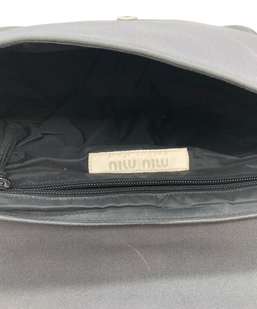 MIU MIU（ミュウミュウ）MIU MIU (ミュウミュウ) ショルダーバッグ グレーの古着・服飾アイテム