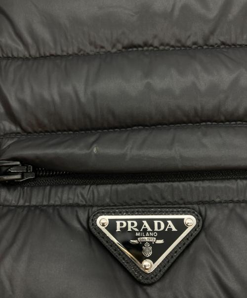 PRADA（プラダ）PRADA (プラダ) ロゴプレートダウンベスト ブラック サイズ:50の古着・服飾アイテム