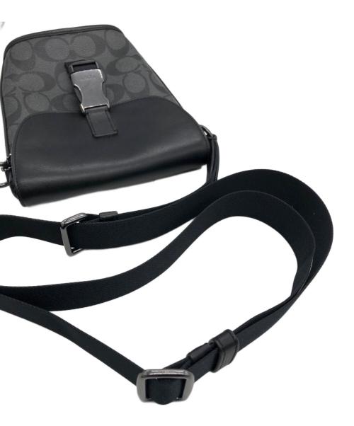 COACH（コーチ）COACH (コーチ) シグネチャー トラック スモール フラップ クロスボディ ブラックの古着・服飾アイテム