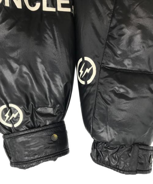 MONCLER GENIUS（モンクレール ジーニアス）MONCLER GENIUS (モンクレール ジーニアス) FRAGMENT DESIGN (フラグメントデザイン) MAYCONNE総柄ロゴダウンジャケット ブラック サイズ:1の古着・服飾アイテム
