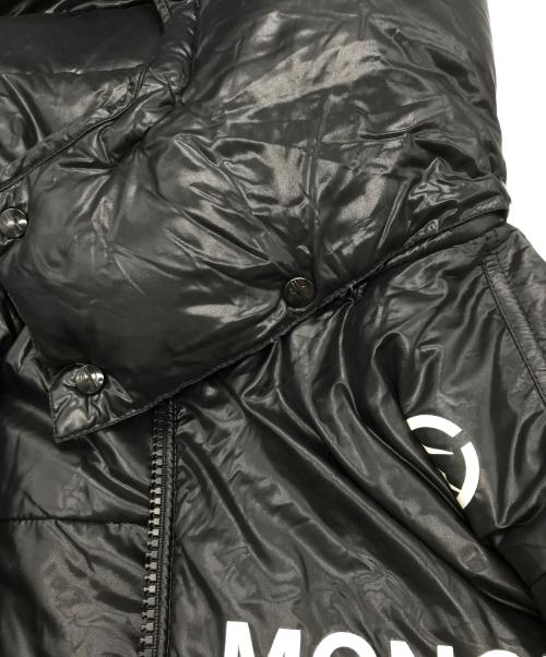 MONCLER GENIUS（モンクレール ジーニアス）MONCLER GENIUS (モンクレール ジーニアス) FRAGMENT DESIGN (フラグメントデザイン) MAYCONNE総柄ロゴダウンジャケット ブラック サイズ:1の古着・服飾アイテム